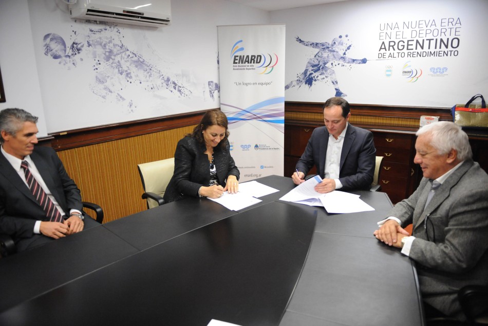 3758 | La intendenta, durante la firma del convenio con el Enard -