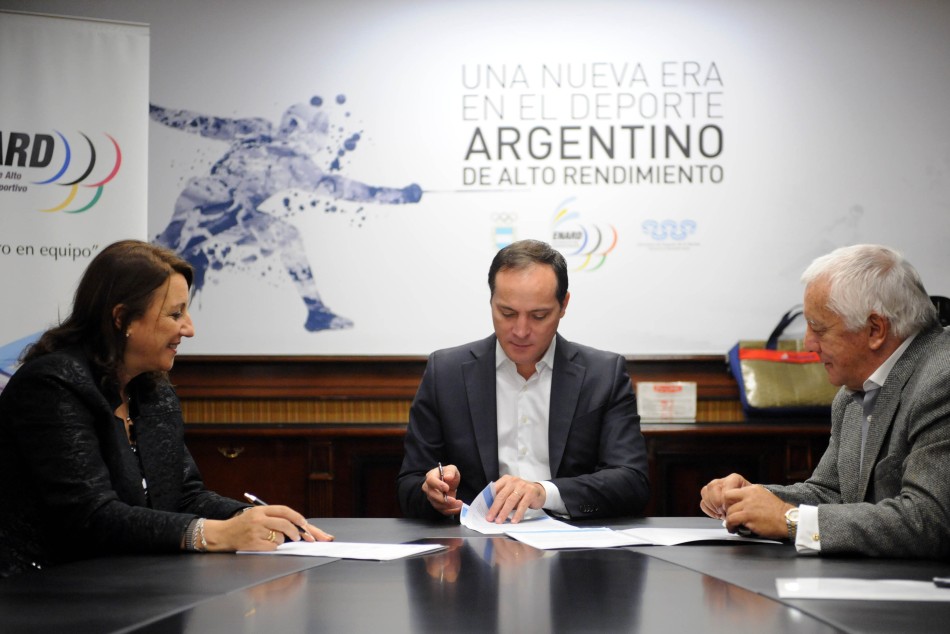 3757 | La intendenta, durante la firma del convenio con el Enard -