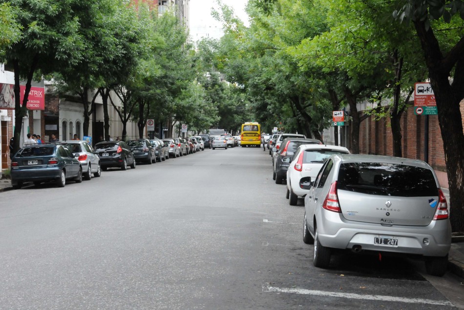 21068 | Estacionamiento en doble mano en 6 cuadras de barrio Martin - Dir. Gral. de Comunicación Social (Silvio Moriconi - archivo)