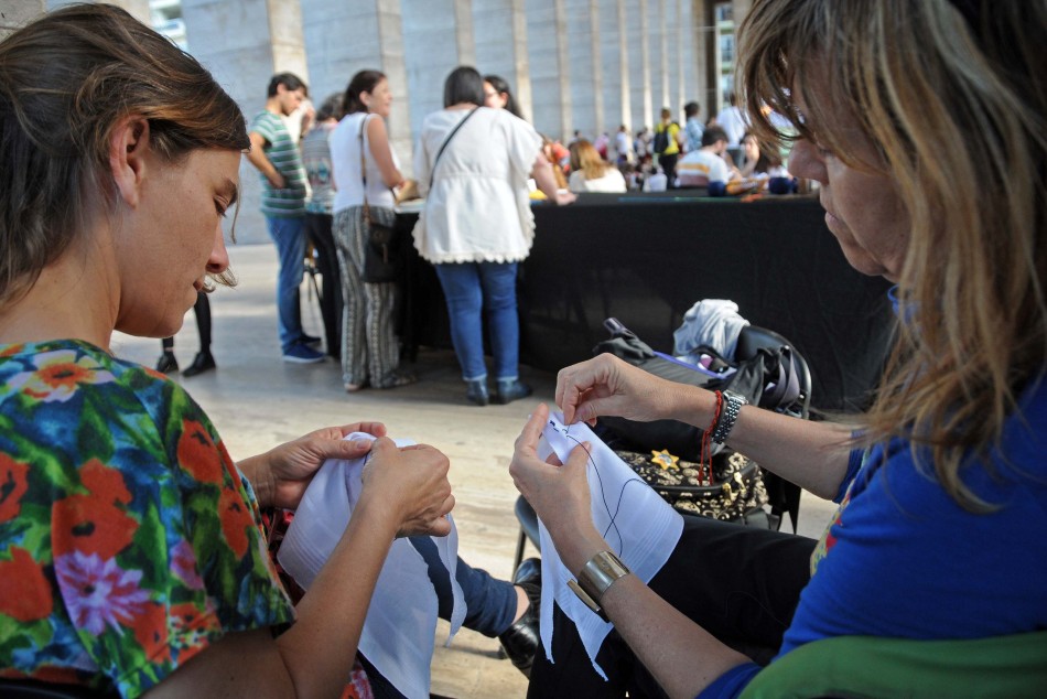 40923 | Manos que Bordan Memoria  - Dir. Gral. de Comunicación Social (Marcelo Beltrame)