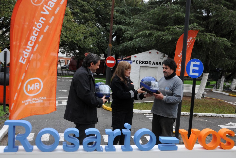 56524 | Entrega de cascos - Dir. Gral. de Comunicación Social (Silvio Moriconi)