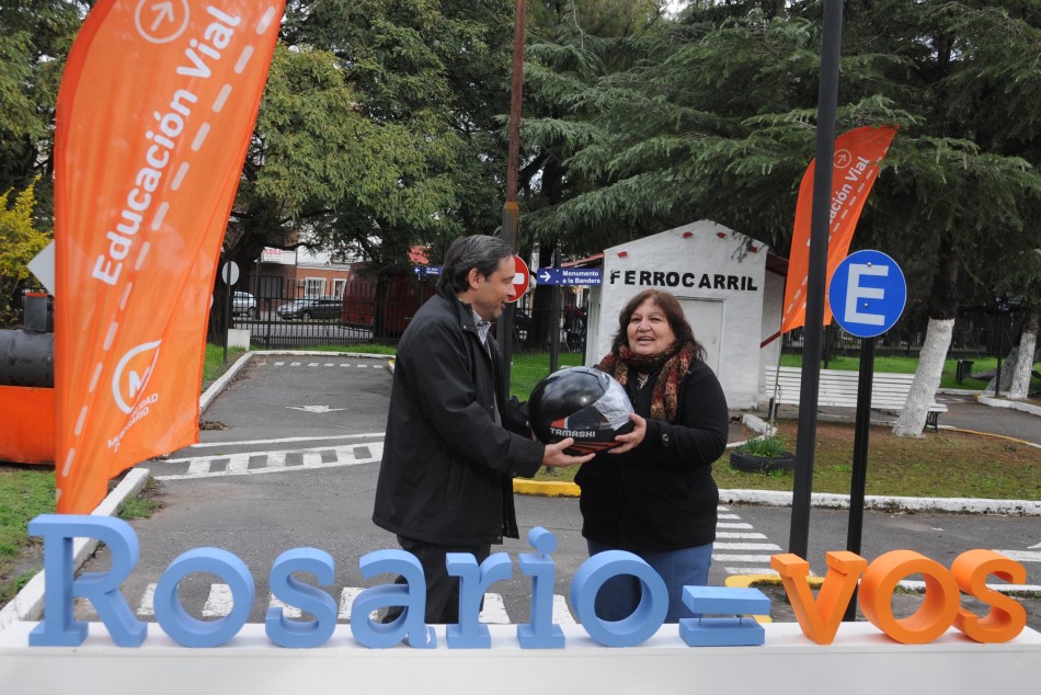 56523 | Entrega de cascos - Dir. Gral. de Comunicación Social (Silvio Moriconi)