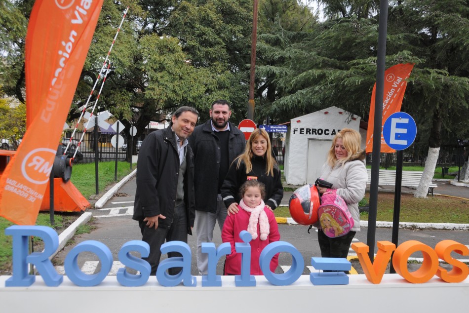 56528 | Entrega de cascos - Dir. Gral. de Comunicación Social (Silvio Moriconi)