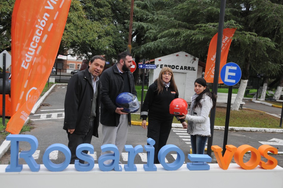 56529 | Entrega de cascos - Dir. Gral. de Comunicación Social (Silvio Moriconi)