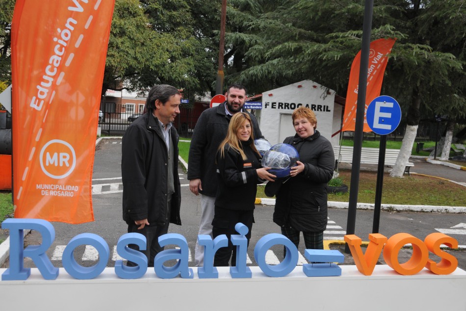56527 | Entrega de cascos - Dir. Gral. de Comunicación Social (Silvio Moriconi)