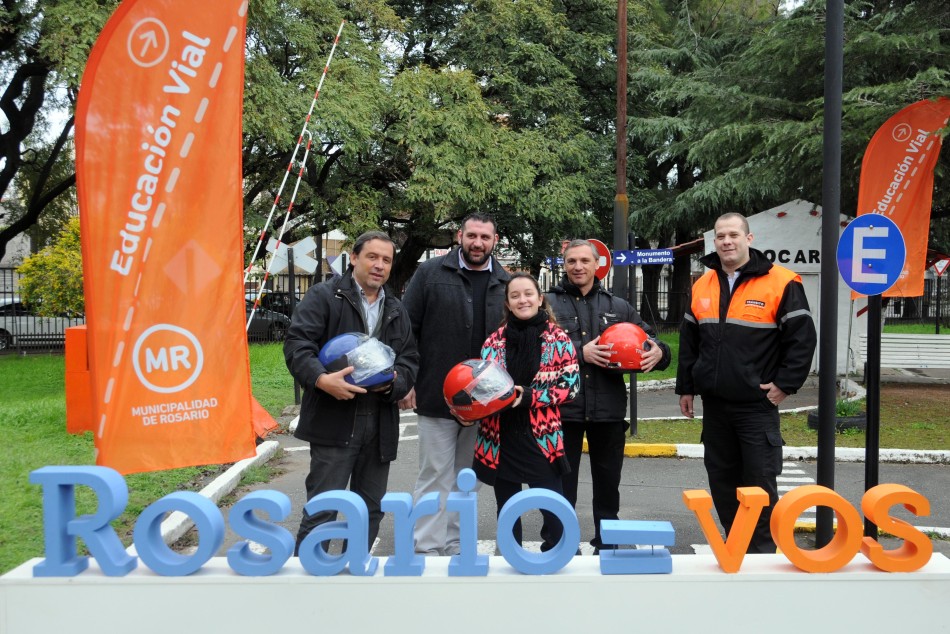 56530 | Entrega de cascos - Dir. Gral. de Comunicación Social (Silvio Moriconi)