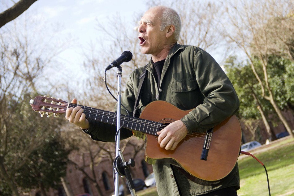 60394 | Homenaje Obispo Pagura: su hijo Rubén interpreta una canción - Dir. Gral. de Comunicación Social (Marcelo Beltrame)