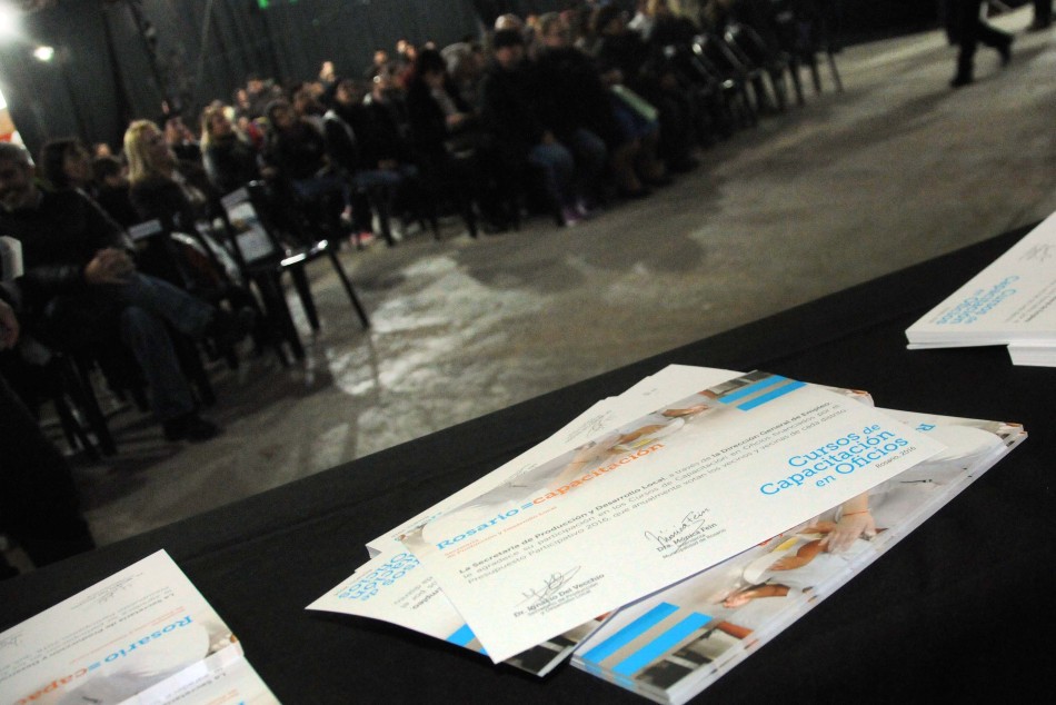 60564 | Entrega Certificados Capacitacion Oficios  - Dir. Gral. de Comunicación Social (Marcelo Beltrame - archivo)