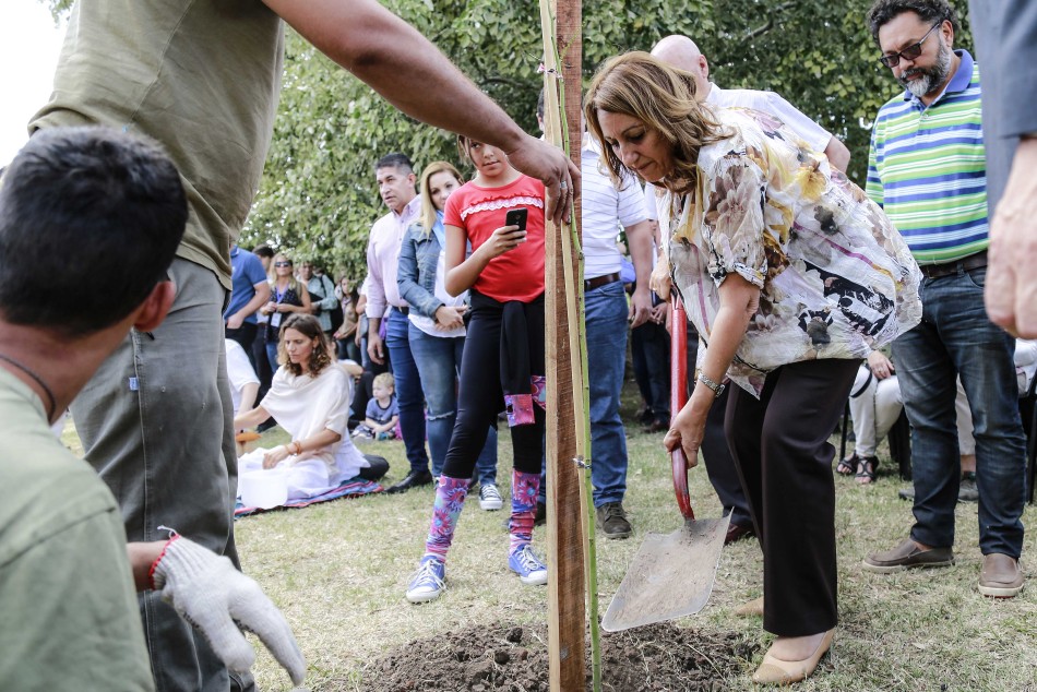 128216 | Cientos de rosarinos participaron de la tradicional plantación en el Bosque de la Memoria(2018) - Sec. de Cultura y Educación (Guillermo Turin Bootello)