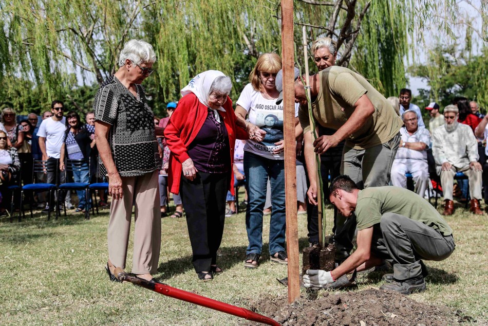 128218 | Cientos de rosarinos participaron de la tradicional plantación en el Bosque de la Memoria (2018) - Sec. de Cultura y Educación (Guillermo Turin Bootello)