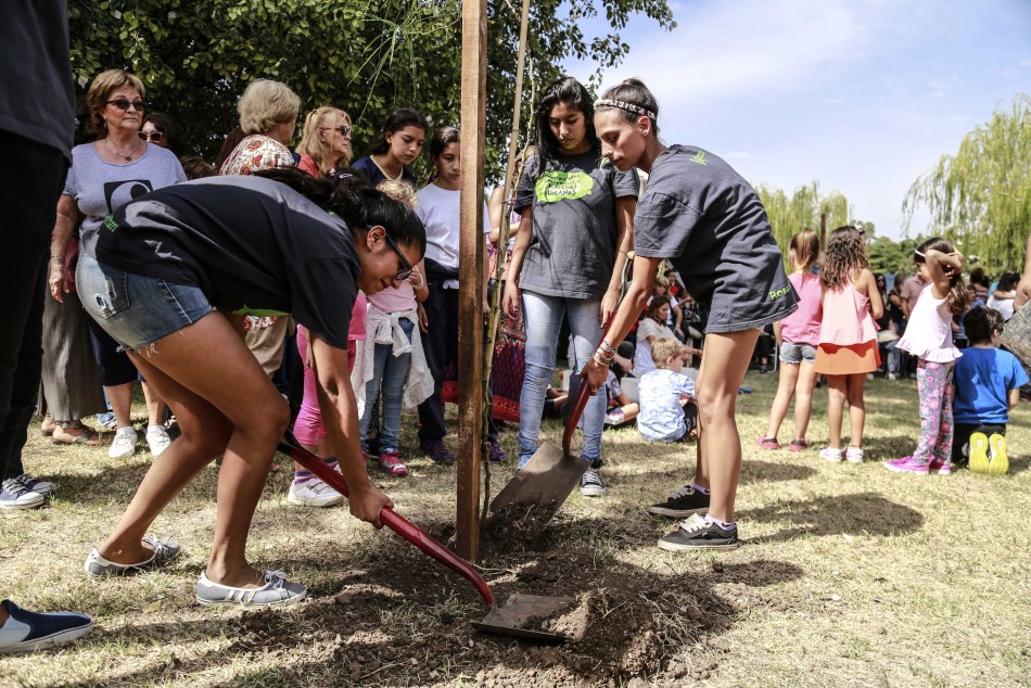 128213 | Se realizó la tradicional plantación de árboles en el Bosque de la Memoria - Sec. de Cultura y Educación (Guillermo Turin Bootello)