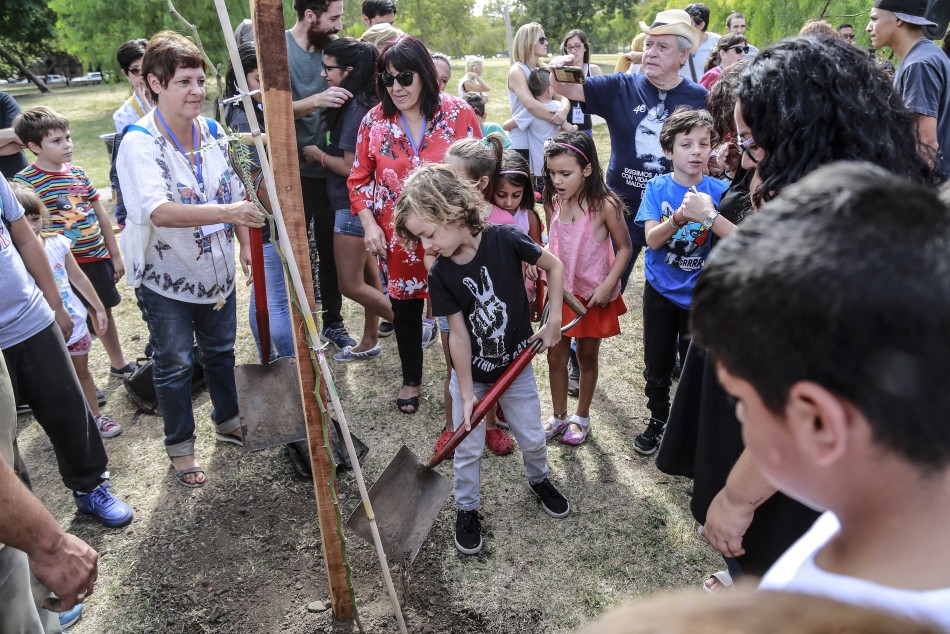 128211 | Se realizó la tradicional plantación de árboles en el Bosque de la Memoria - Sec. de Cultura y Educación (Guillermo Turin Bootello)