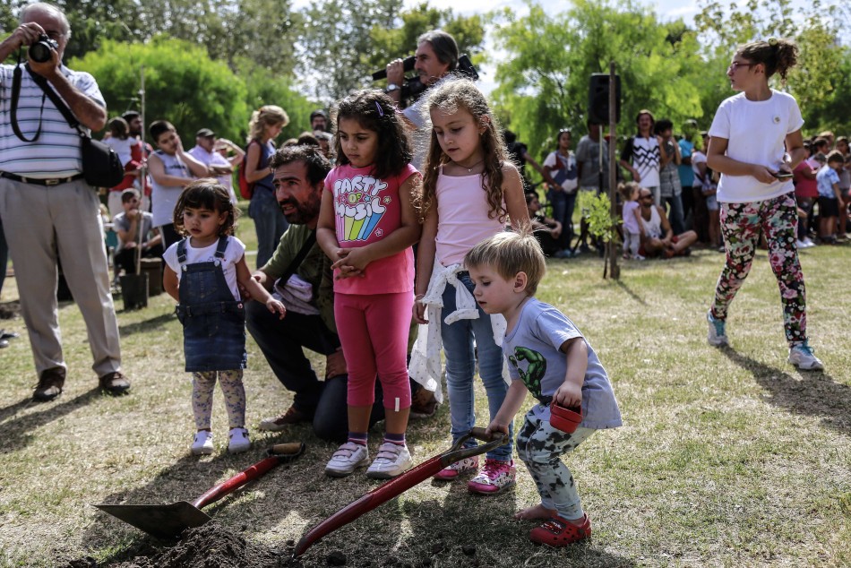 128214 | Se realizó la tradicional plantación de árboles en el Bosque de la Memoria - Sec. de Cultura y Educación (Guillermo Turin Bootello)