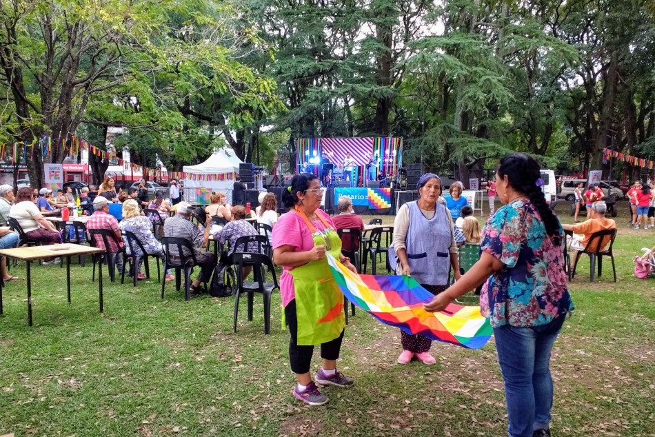 130575 | Los Pueblos Originarios festejaron con música, danzas y comidas típicas - Municipalidad de Rosario