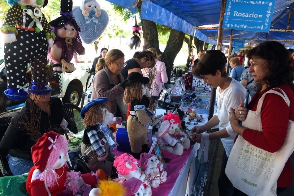 137329 | Múltiples opciones de regalos para papá en la Feria Especial Solidaria de la Plaza Pringles - Archivo - Subsec. de Comunicación Social (Silvio Moriconi)