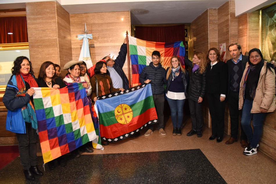 164261 | Ingreso Bandera de Pueblos Originarios a Sala de las Banderas  - Subsecretaría de Comunicación Social (Silvio Moriconi)