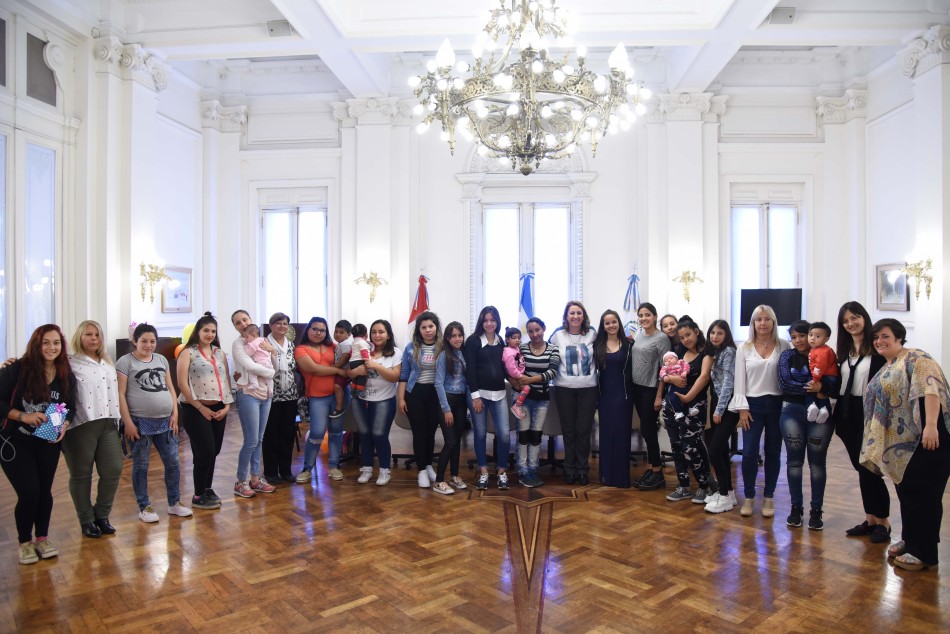 165474 | Fein agasajó a las jóvenes de Equidad Educativa por el Día de la Madre - Subsecretaría de Comunicación Social (Silvio Moriconi)