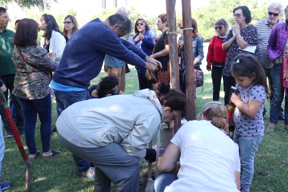 191840 | Plantación de árboles en el Bosque de la Memoria -