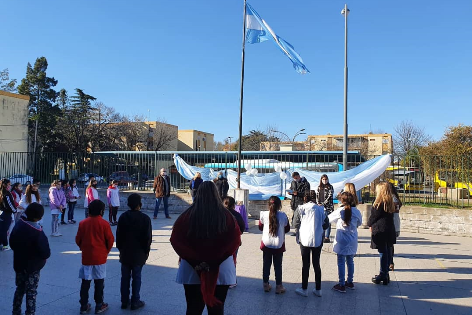 313079 | Entrega de libros de Belgrano a La Escuela Río Paraná - Museo de la Ciudad