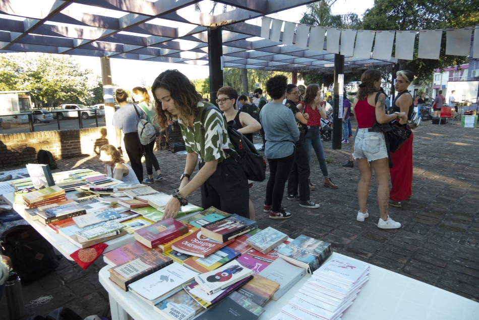 350208 | Feria, música, literatura y lucha fueron algunas de las postales de la tarde del pasado sábado en  - Claudia Cagnone