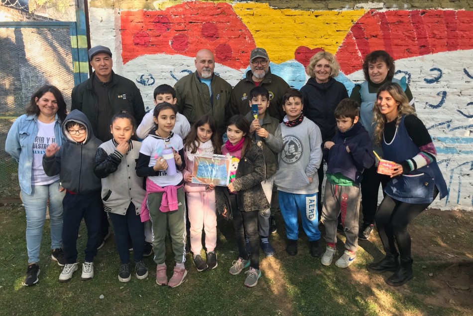 371860 | Escuelas del distrito Norte pintaron murales en homenaje al último rosarino caído en Malvinas -