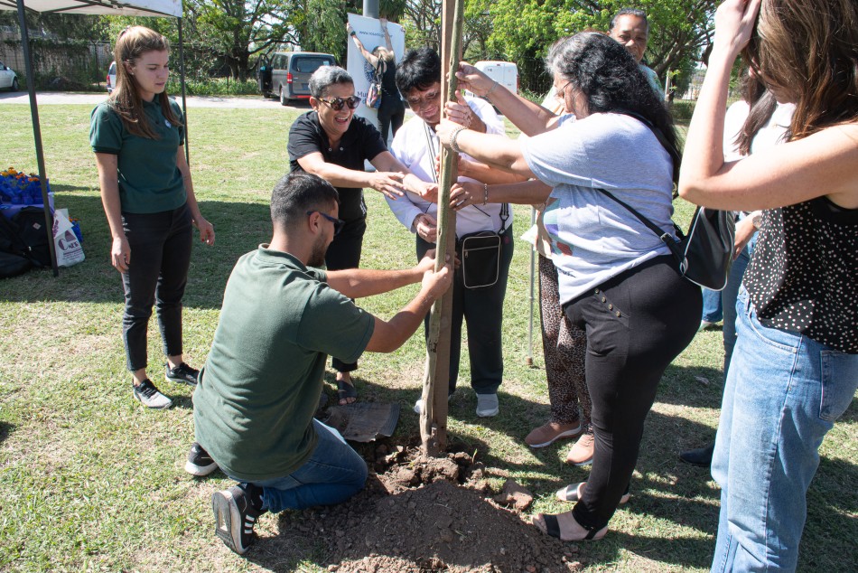 393698 | En el marco del #NoviembreVioleta, se plantaron nuevos árboles en Colombres y Arroyo Ludueña.  - Florencia Carrera