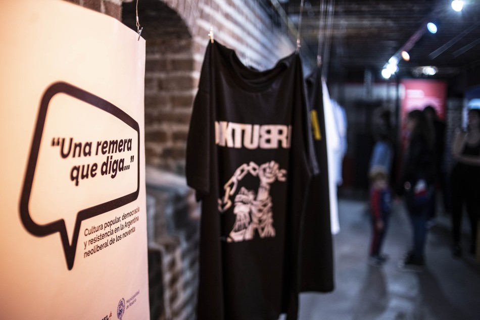 426166 | Fotos apertura muestra Una remera que diga... en CEL Che - Sec. de Cultura y Educación (Guillermo Turin Bootello)
