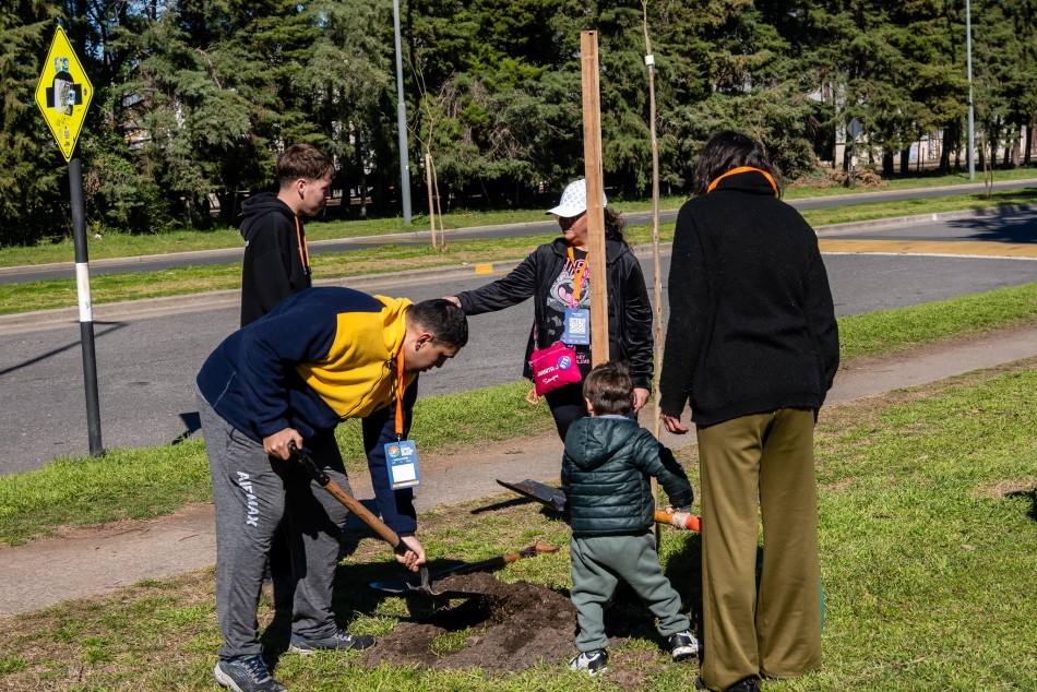607666 | El municipio plantó 100 árboles junto a voluntarias y voluntarios  - Secretaría de Ambiente y Espacio Público (Juan Pablo Allegue)